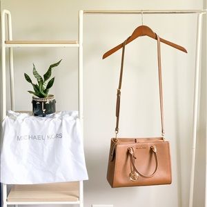 ‼️SOLD‼️Michael Kors crossbody with gold medallion